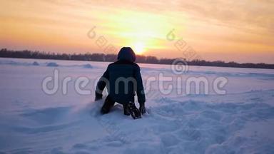 青少年在冬天在游乐场玩。 日落时分在雪地里<strong>翻腾</strong>